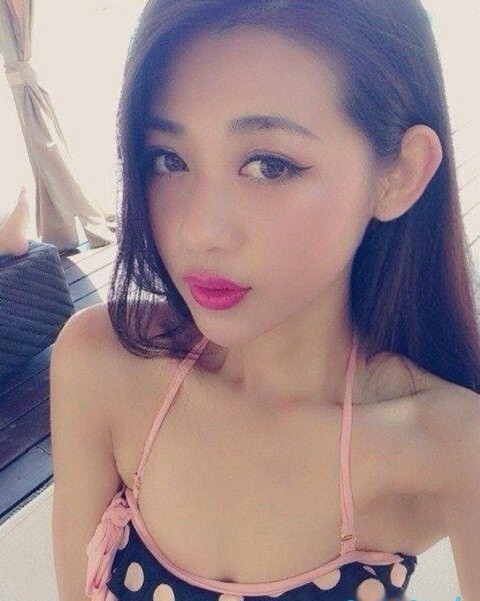 Lee Lei Xi, 21 tuổi sống tại Trung Quốc là một trong những hot girl đình đám trên mạng xã hội Weibo. Không chỉ sở hữu nhan sắc mà Lei Xi còn là một cô tiểu thư, sinh ra trong gia đình giàu có và ngay cả người yêu của cô cũng là một thiếu gia.